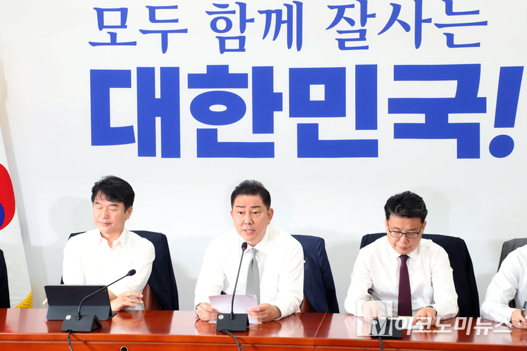 김병기 더불어민주당 대표 직무대행 겸 원내대표가 19일 국회 본청에서 열린 원내대책회의에서 참석하고 있다. 사진=최동환 기자