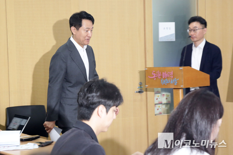 오세훈 서울시장이 19일 서울 중구 서울시청에서 열린 공공시설을 활용한 ‘더 아름다운 결혼식’ 확대 지원 계획 브리핑에 참석하고 있다. 사진=최동환 기자