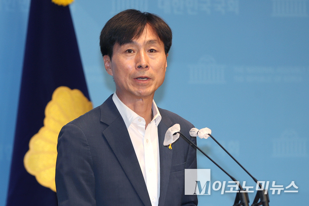 한창민 사회민주당 대표가 국회 소통관에서 기자회견을 하고 있다. 사진=최동환 기자