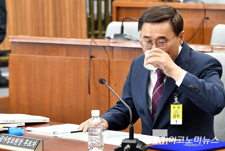 19일 국회 본청에서 열린 이종석 국가정보원장 후보자 인사청문회에서 후보자가 물을 마시고 있다. 사진=최동환 기자