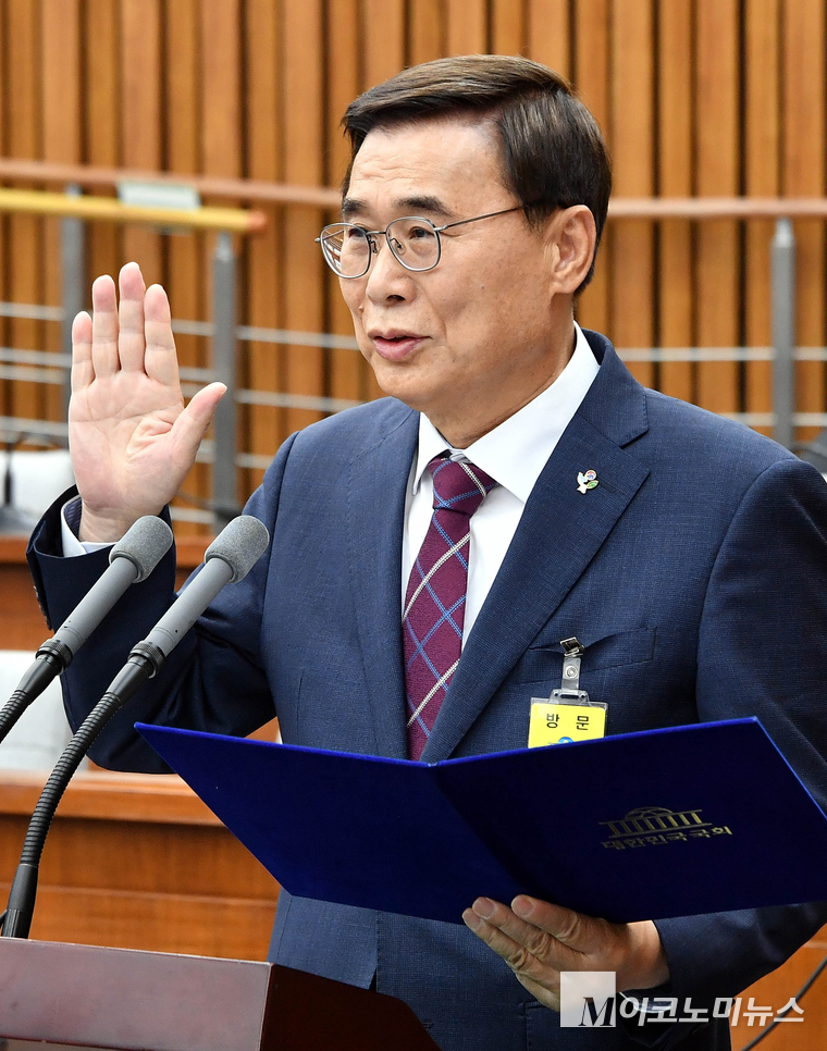  선서하는 이종석 국가정보원장 후보자. 사진=최동환 기자