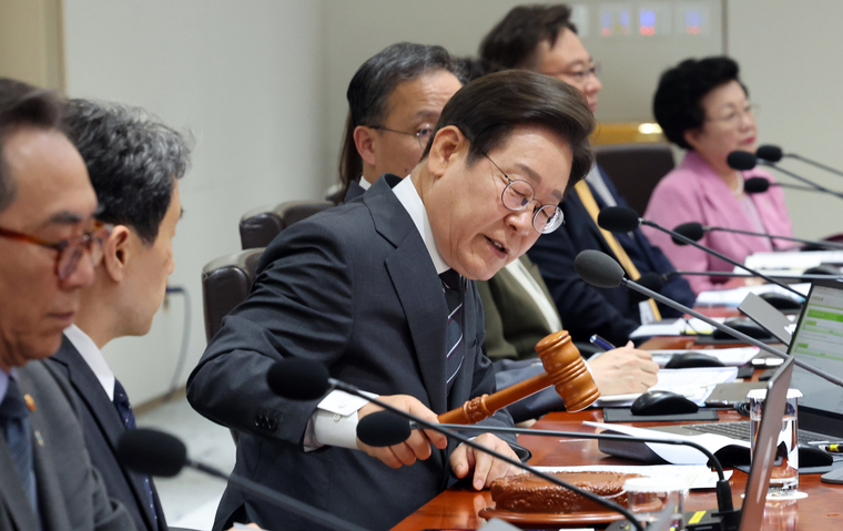 이재명 대통령이 19일 용산 대통령실에서 열린 국무회의에서 개회 선언을 하고 있다. 사진=연합뉴스