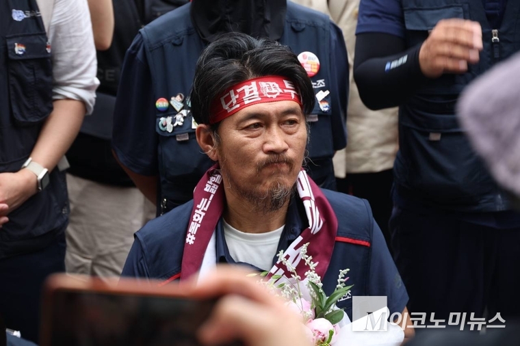 김형수 금속노조 거통고지회 지회장이 97일 만에 고공농성을 마치고 땅으로 내려왔다. 사진=진보당