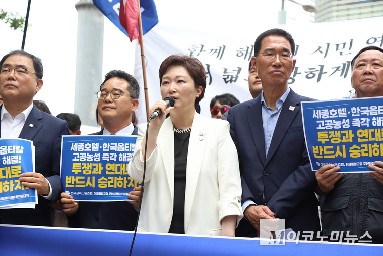 이언주 더불어민주당 최고위원이 자당 의원들과 19일 고공농성장 앞에서 기자회견을 열고 환영 메시지를 전하고 있다. 사진=이언주 의원실