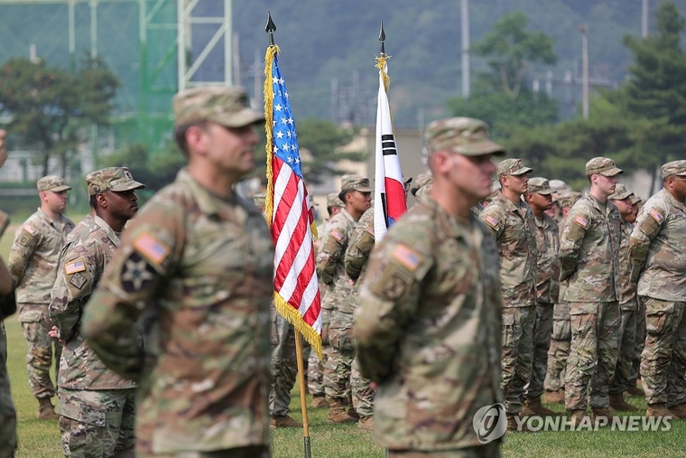 지난 18일 오전 경기도 동두천시 캠프 케이시에서 열린 주한미군 순환배치 여단 임무교대식에서 태극기와 성조기가 나란히 놓여 있다. 사진=연합뉴스 