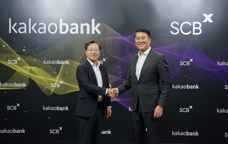 카카오뱅크 윤호영 대표(왼쪽)와 아르시드 난다위다야(Arthid Nanthawithaya) SCBX 대표이사. 사진=카카오뱅크