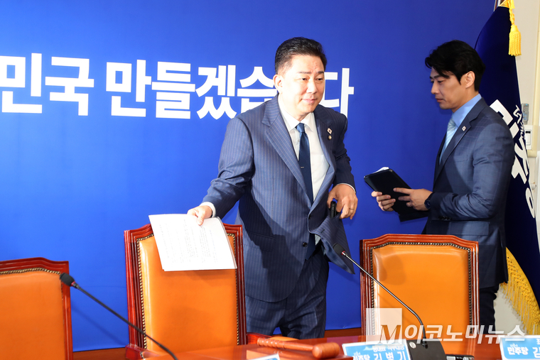 김병기 더불어민주당 당 대표 직무대행 겸 원내대표가 20일 국회 본청에서 열린 최고위원회의에 참석하고 있다. 사진=최동환 기자