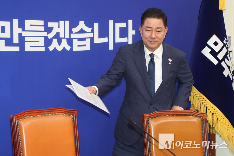 김병기 더불어민주당 당 대표 직무대행 겸 원내대표가 20일 국회 본청에서 열린 최고위원회의에 참석하고 있다. 사진=최동환 기자