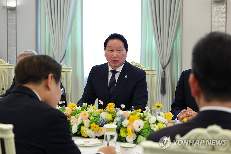 최태원 SK그룹 회장 겸 대한상공회의소 회장이 13일 서울 용산 대통령실에서 열린 이재명 대통령과의 6경제단체·기업인 간담회에서 발언하고 있다. 사진=연합뉴스 