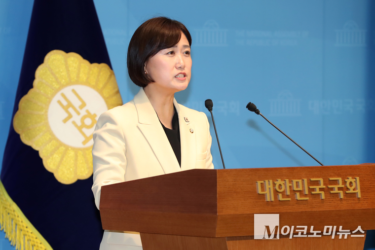 백승아 더불어민주당 원내대변인은 20일 국회 소통관에서 브리핑하고 있다. 사진=최동환 기자
