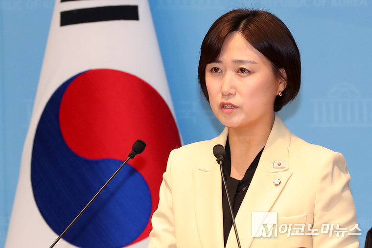 백승아 더불어민주당 원내대변인이 지난 20일 국회 소통관에서 브리핑하고 있다. 사진=최동환 기자