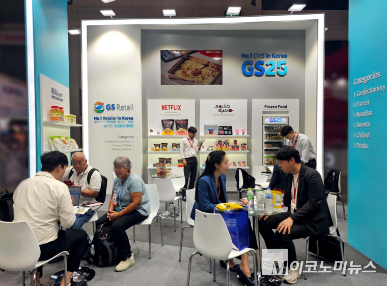 GS25가 태국 ‘타이펙스 2025'에 2년 연속 참가해 동남아시아, 유럽, 남미 등 9개국 파트너사와 연내 신규 수출 계약을 협의했다. 사진=GS25