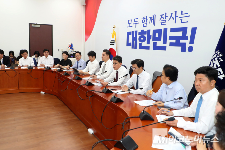 더불어민주당이 지난 19일 국회 본청에서 원내대책회의를 열고 있다. 사진=최동환 기자