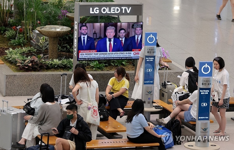 22일 인천국제공항 제1여객터미널 입국장 내 TV에 미국 트럼프 대통령의 이란 핵시설 공습 관련 대국민 연설이 방송되고 있다. 사진=연합뉴스