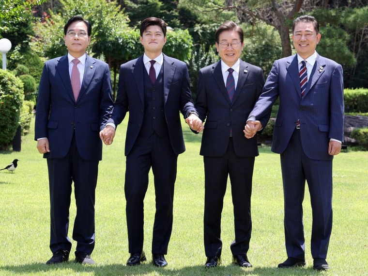 이재명 대통령과 여야 지도부가 22일 회동에서 기념사진 촬영하고 있다. 사진=김병기 더불어민주당 대표 직무대행 겸 원내대표 페이스북.