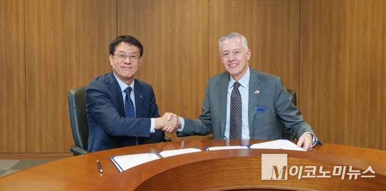 한화시스템과 노스롭그루먼이 ‘통합 대공방어체계 기술 협력 MOU’를 체결한 모습. (왼쪽부터) 박성균 한화시스템 DE사업단장, 켄 토도로프(Kenn Todorov) 노스롭 그루먼 지휘통제 및 무기 통합 부문 부사장. 사진=노스롭그루먼