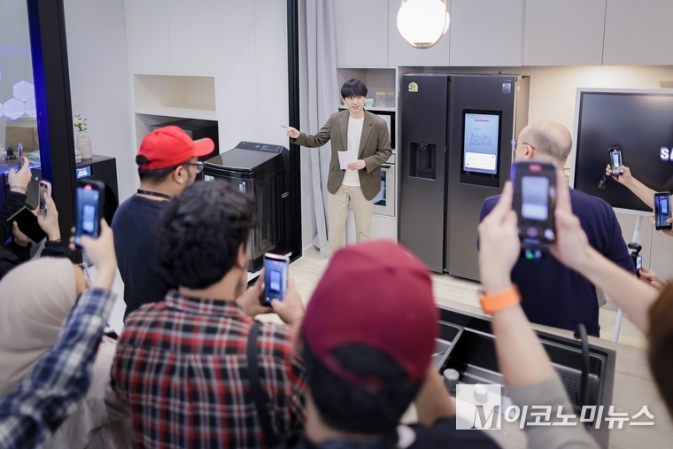 태국 방콕에서 열린 동남아 테크 세미나에서 참석자들이 삼성전자 AI 홈에 대한 시연을 살펴보고 있다. 사진=삼성전자 