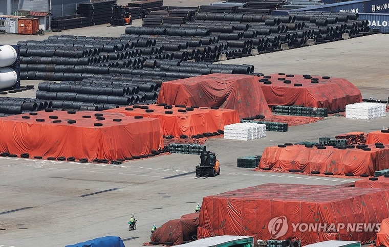 도널드 트럼프 대통령이 미국으로 수입되는 외국산 철강·알루미늄 제품에 대해 인상하기로 한 50% 관세가 발효된 4일 경기도 평택항에 철강 제품이 쌓여 있다. 사진=연합뉴스 
