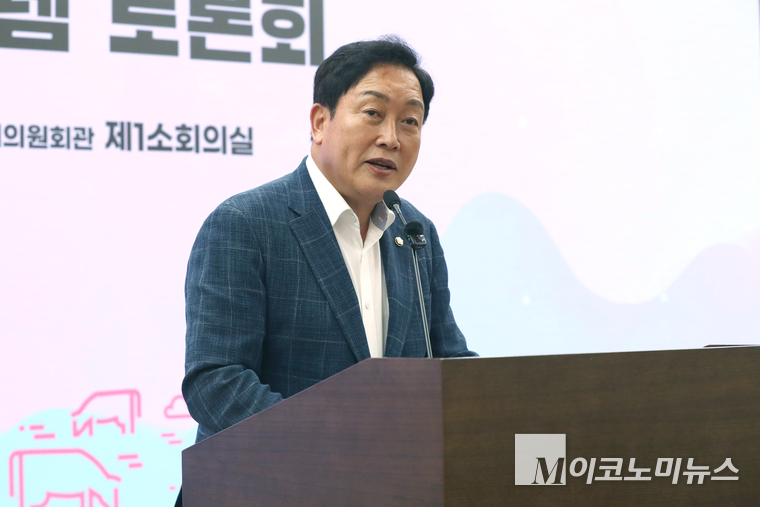 23일 국회의원회관 제1소회의실에서 열린 ‘한국 축산 방역정책의 전략적 전환, 집단면역시스템 토론회’에서 김선교 국민의힘 의원이 개회사하고 있다. 사진=최동환 기자