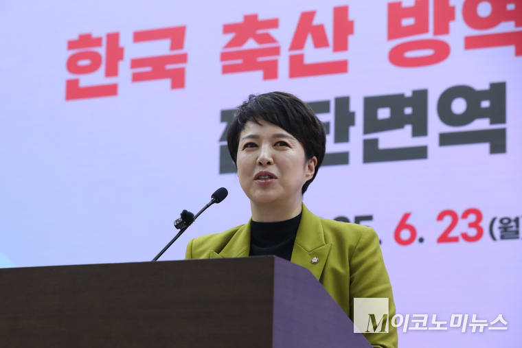 23일 국회의원회관 제1소회의실에서 열린 ‘한국 축산 방역정책의 전략적 전환, 집단면역시스템 토론회’에서 김은혜 국민의힘 의원이 축사하고 있다. 사진=최동환 기자