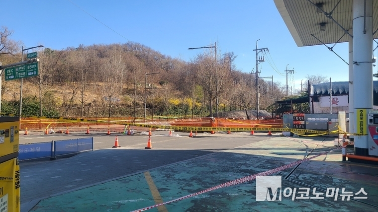 명일동 대명초등학교 인근 사거리에서 발생한 지름 20m, 깊이 18m가량의 대형 싱크홀. 사진=김다훈 기자