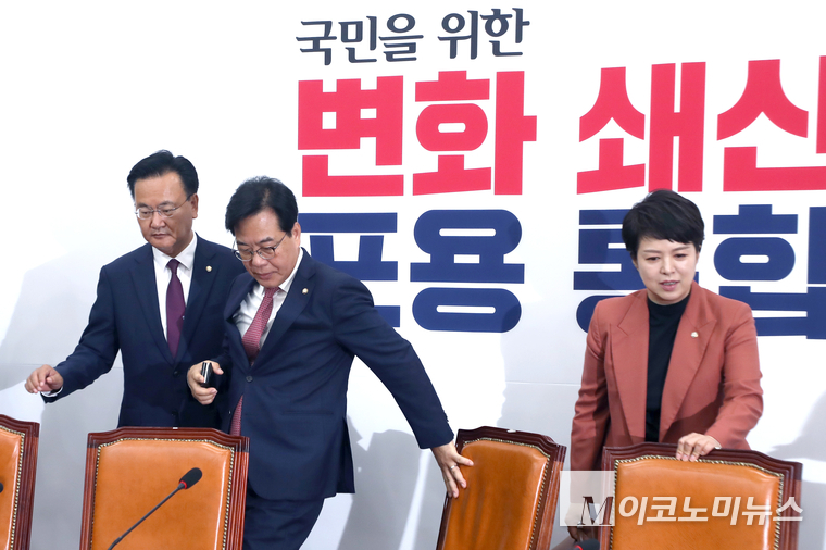 송언석 원내대표와 유상범·김은혜 원내수석부대표가 국회 본청에서 열린 원내대책회의에 참석하고 있다. 사진=최동환 기자