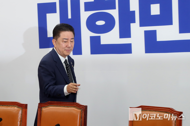 김병기 더불어민주당 대표 직무대행 겸 원내대표가 24일 국회 본청에서 열린 원내대책회의에참석하고 있다. 사진=최동환 기자