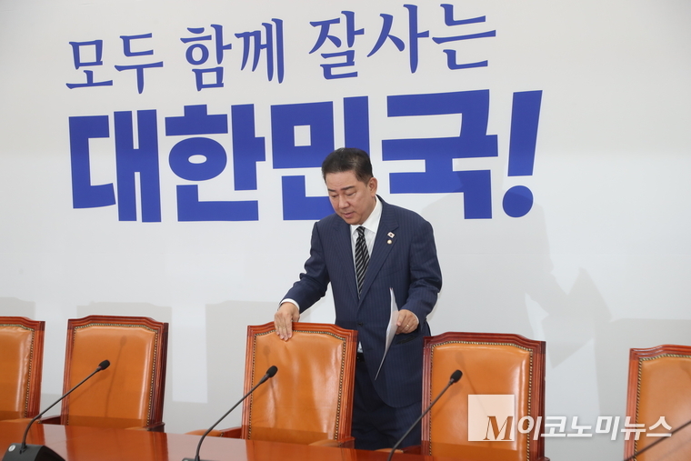 김병기 더불어민주당 대표 직무대행 겸 원내대표가 24일 국회 본청에서 열린 원내대책회의에참석하고 있다. 사진=최동환 기자