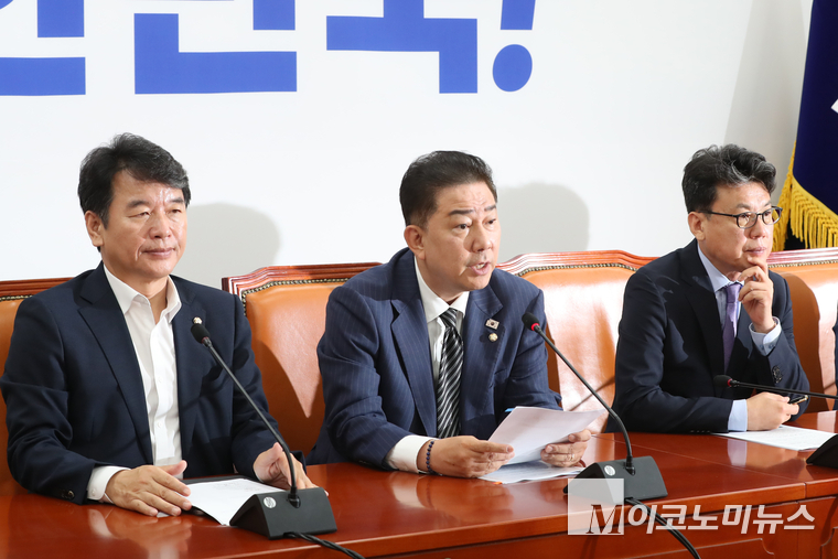 김병기 더불어민주당 대표 직무대행 겸 원내대표가 24일 국회 본청에서 열린 원내대책회의에발언하고 있다. 사진=최동환 기자