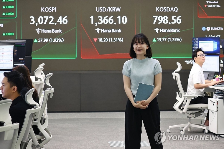 코스피가 이스라엘과 이란의 완전한 휴전 합의 소식에 힘입어 24일 3,060대에서 강세 출발한 24일 서울 중구 하나은행 딜링룸 현황판에 코스피 지수 등이 표시되고 있다. 사진=연합뉴스