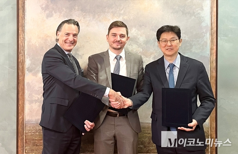 현대건설은 핀란드 국영 에너지 기업 포툼, 웨스팅하우스와 함께 핀란드 신규 원전 건설 사업을 위한 사전업무착수계약(EWA)를 체결했다. 최영(오른쪽부터) 현대건설 뉴에너지사업부장, 로랑 레뷰글 포툼 신규원전담당 부사장, 엘리아스 게데온 웨스팅하우스 수석부사장. 사진=현대건설