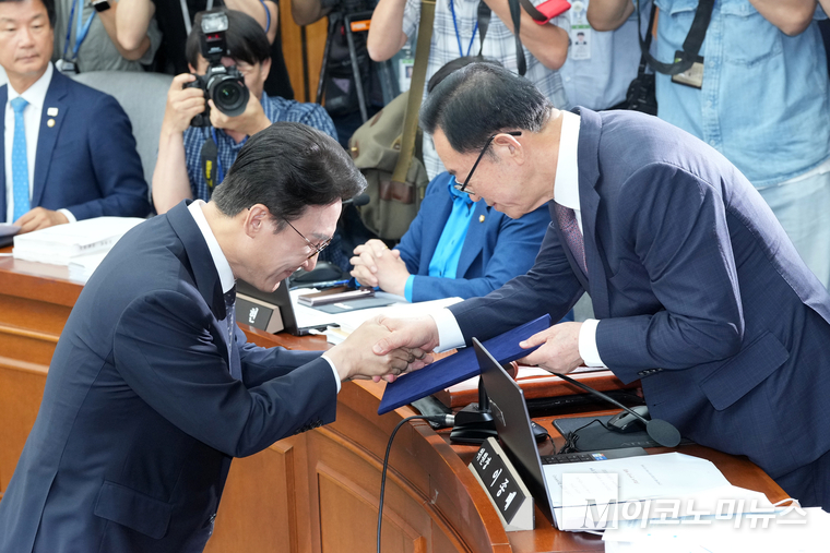 김민석 국무총리 후보자가 24일 국회에서 열린 인사청문회에 출석해 선서문을 이종배 인사청문위원장에 전달하고 있다. 사진=최동환 기자