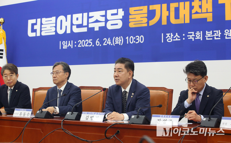 유동수 위원장과 김병기 더불어민주당 당대표 권한대행 겸 원내대표, 진성준 정책위의장이 24일 출범식에 참석해 있다. 사진=최동환 기자
