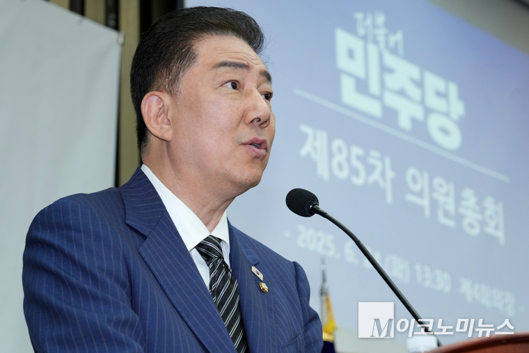 김병기 당대표 직무대행 겸 원내대표가 24일 국회 본청에서 열린 의원총회에서 발언하고 있다. 사진=최동환 기자