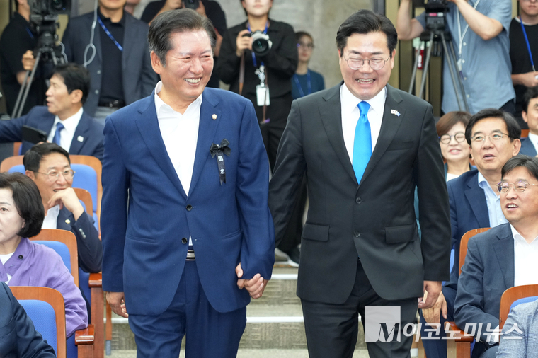 당대표 출사표 낸 정청래·박찬대(왼쪽부터) 의원이 나란히 의원총회에 참석하고 있다. 사진=최동환 기자