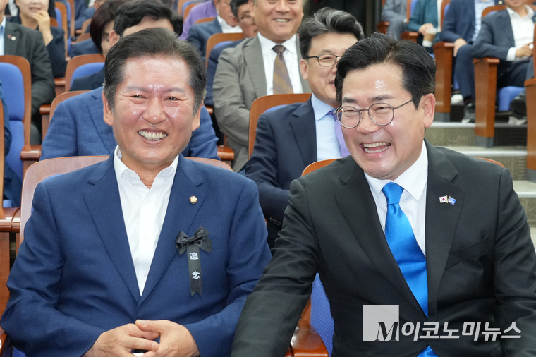 당대표 출사표 낸 정청래·박찬대(왼쪽부터) 의원이 나란히 의원총회에 참석하고 있다. 사진=최동환 기자
