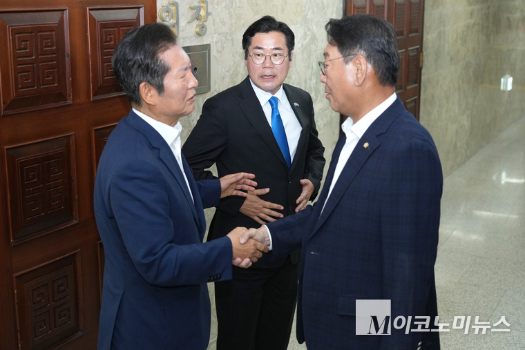 당대표 출사표 낸 정청래·박찬대(왼쪽부터) 의원이 나란히 의원총회에 참석해 의원들과 인사하고 있다. 사진=최동환 기자