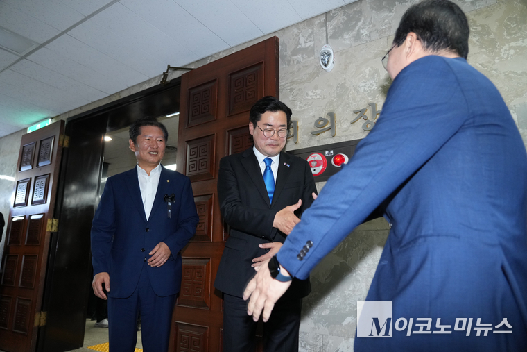 당대표 출사표 낸 정청래·박찬대(왼쪽부터) 의원이 나란히 의원총회에 참석해 의원들과 인사하고 있다. 사진=최동환 기자