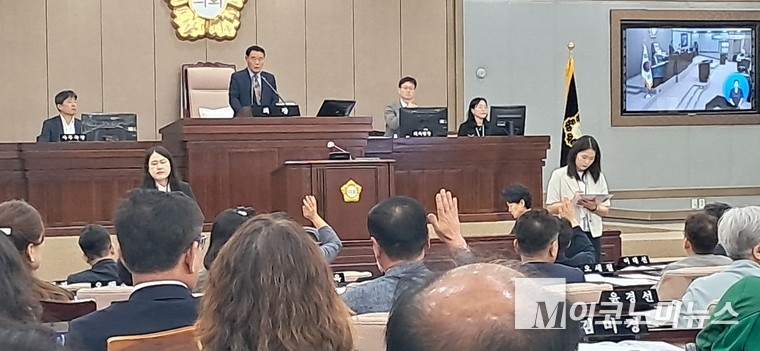 본회의장 거수 표결 모습 <안영찬 기자>