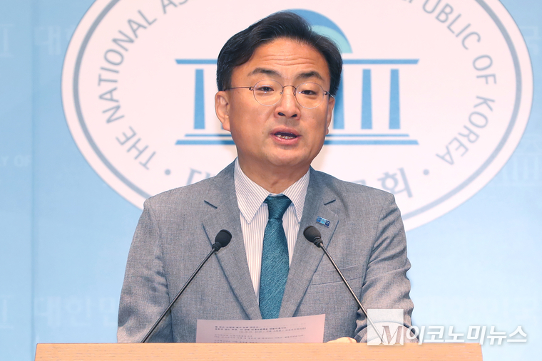 신장식 조국혁신당 의원이 24일 국회 소통관에서 기자회견하고 있다. 사진=최동환 기자