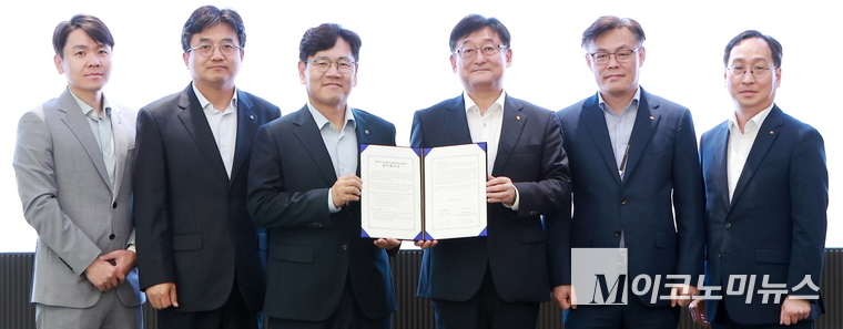 지난 24일 서울 여의도 소재 KB국민은행 본사에서 열린 협약식에 이대희 한국벤처투자 대표(좌측)와 송용훈 KB국민은행 기업고객그룹 부행장(우측)이 기념촬영을 하고 있다. 사진=KB국민은행