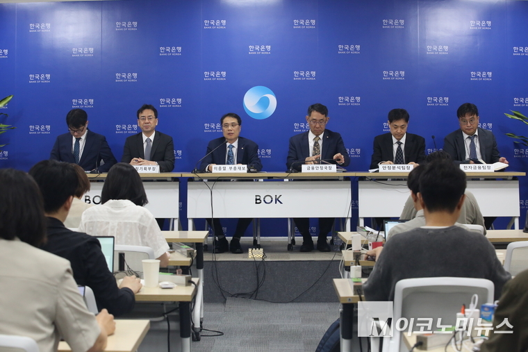 이종렬 한국은행 부총재보가 25일 오전 중구 한국은행에서 열린 ‘금융안정보고서’ 설명회에서 발언하고 있다. 사진=최동환 기자