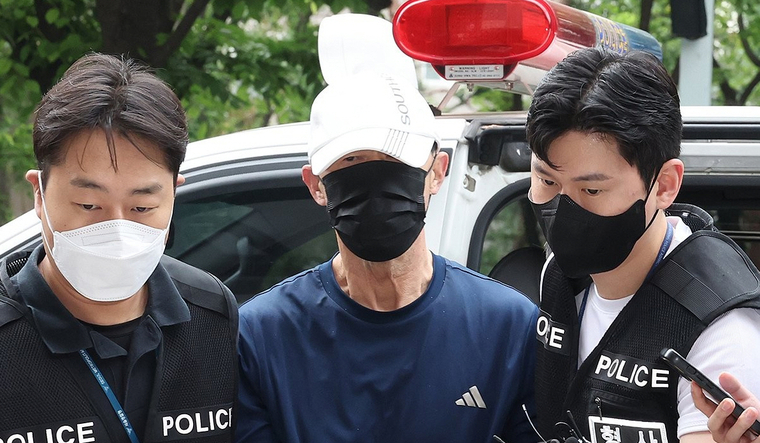 서울 지하철 5호선 열차 안에 불을 지른 60대 남성이 지난 2일 영장실질심사를 위해 서울남부지법에 출석하고 있다. 사진=연합뉴스