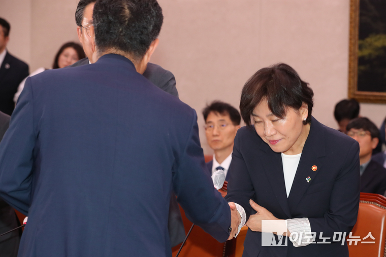 송미령 농림축산식품부 장관이 25일 농림축산식품해양수산위원회 제2차 전체회의에 출석해 위원들과 인사하고 있다. 사진=최동환 기자