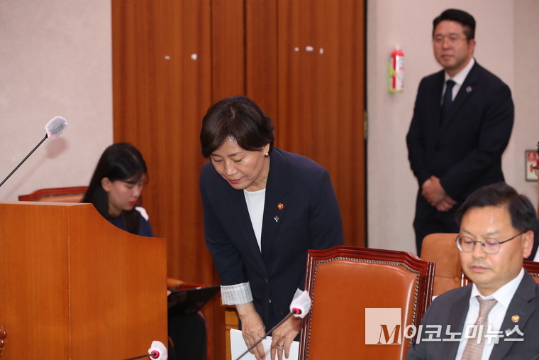 송미령 농림축산식품부 장관이 25일 농림축산식품해양수산위원회 제2차 전체회의에 출석해 위원들과 인사하고 있다. 사진=최동환 기자