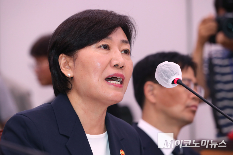 송미령 농림축산식품부 장관이 25일 농림축산식품해양수산위원회 제2차 전체회의에 출석해 위원들의 질의에 답하고 있다. 사진=최동환 기자