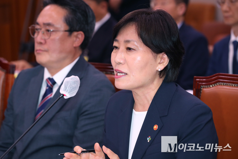 송미령 농림축산식품부 장관이 25일 농림축산식품해양수산위원회 제2차 전체회의에 출석해 위원들의 질의에 답하고 있다. 사진=최동환 기자