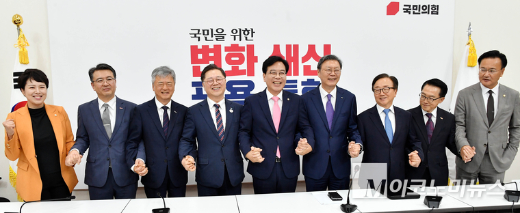 송언석 국민의힘 원내대표가 25일 국회 본청에서 경제6단체 상근부회장단과의 면담에서 기념사진 촬영하고 있다. 사진=최동환 기자