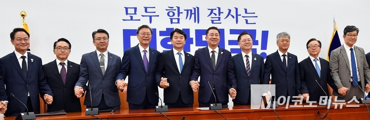 김병기 더불어민주당 대표 직무대행 겸 원내대표가 25일 국회 본청에서 경제6단체 상근부회장단과의 면담에 앞서 기념사진 촬영하고 있다. 사진=최동환 기자