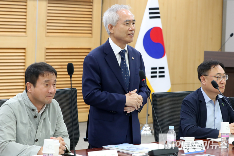 양부남 더불어민주당 의원이 25일 국회의원회관 제2세미나실에서 열린 ‘지역사랑상품권과 기금제도, 접목 가능한가’ 정책 세미나에서 개회사하고 있다. 사진=최동환 기자